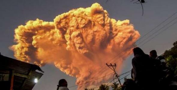 В Індонезії лютує Лакі-лакі: дивовижне відео виверження чоловічої частини вулканів-близнят 