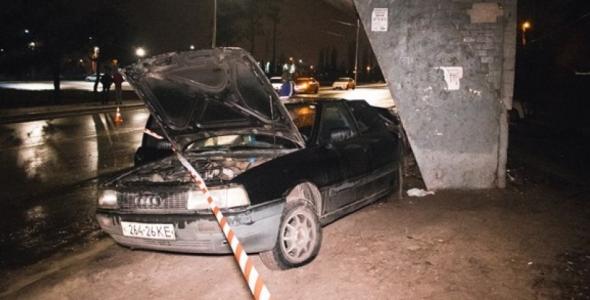 У Києві авто від удару відкинуло в зупинку (відео) 