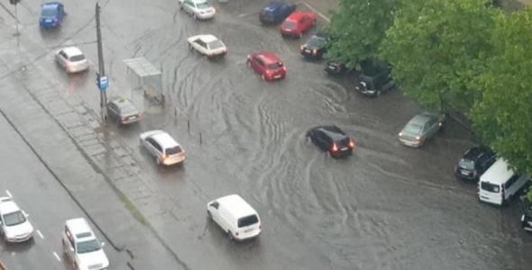 Потужна злива затопила Одесу: вода зносила автомобілі (відео) 