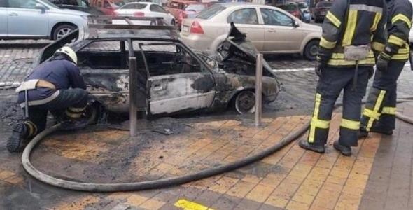 У центрі Києва посеред вулиці згоріло авто: момент потрапив на відео 