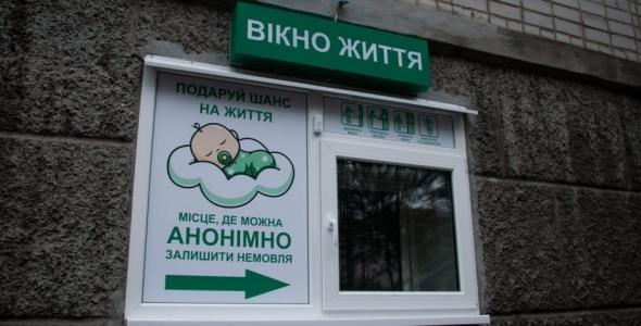 Мережу підірвало відео, як дуже молода мама в Одесі здає немовля у "вікно життя": їх туди привіз таксист