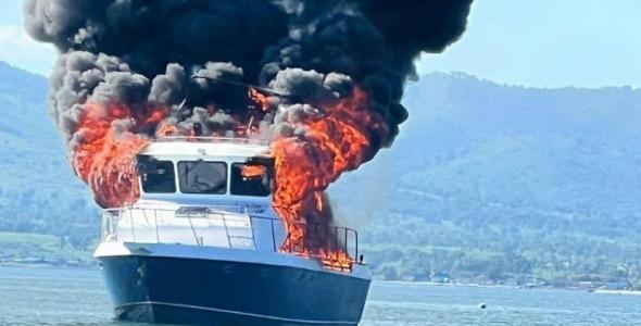 Катер із людьми на борту​ загорівся та затонув​ у Владивостоці​ (відео)  ​