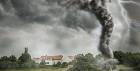 Величезний смерч вирує на Львівщині, пошкоджено багато житлових будинків (відео)