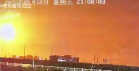 У Китаї заявили, що їхня ППО збила метеорит: відео моменту